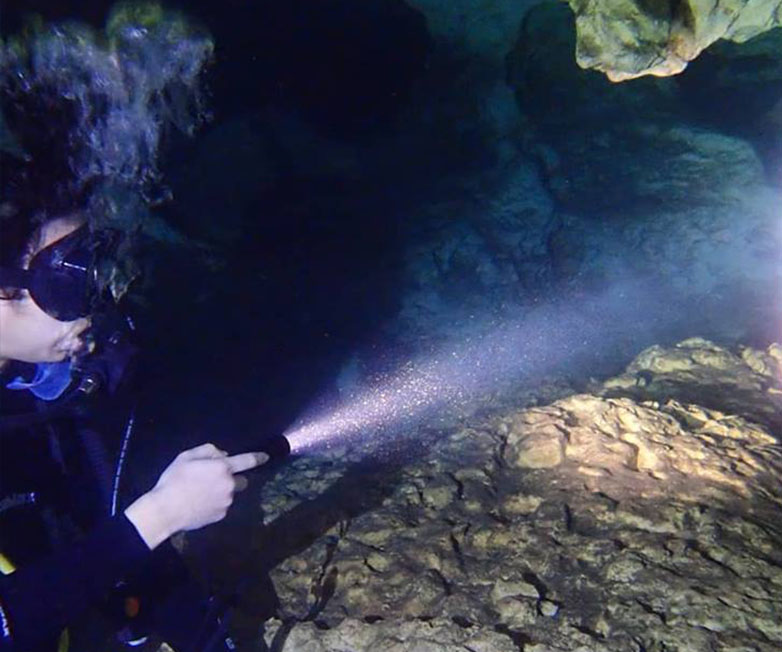 OrcaTorch虎鲸 D520迷你潜水手电，小巧手电筒，便捷式潜水手电筒，洞穴潜水灯